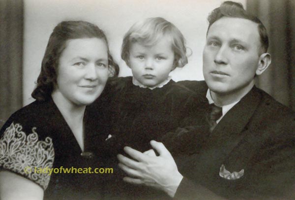 Ursula, Mary and Stanley Astras 1949 Portrait in Germany. © ladyofwheat.com